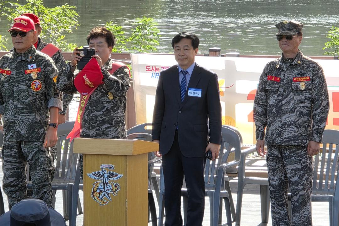 군포시 해병대전우회 수중 및 수변 정화 활동